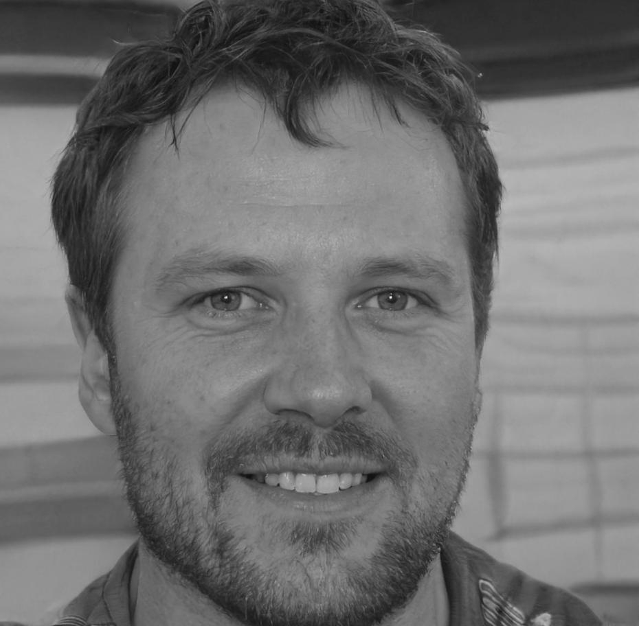 Portret Tomasza Wierzbickiego, analityka finansowego